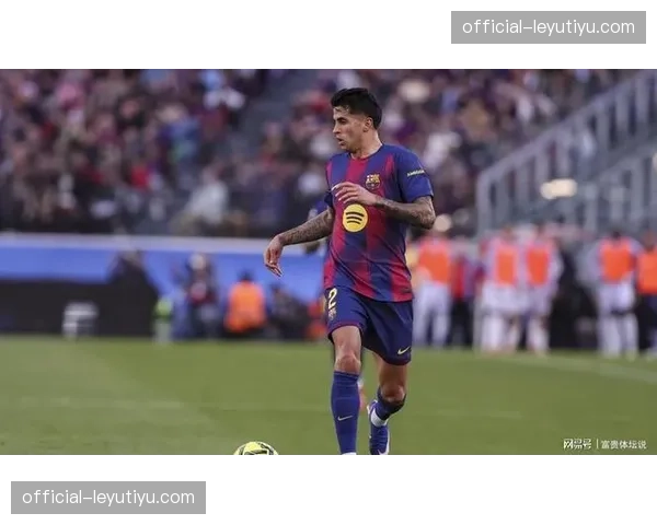 坎塞洛制造禁区内手球犯规 防守阅读与时机选择展现经验